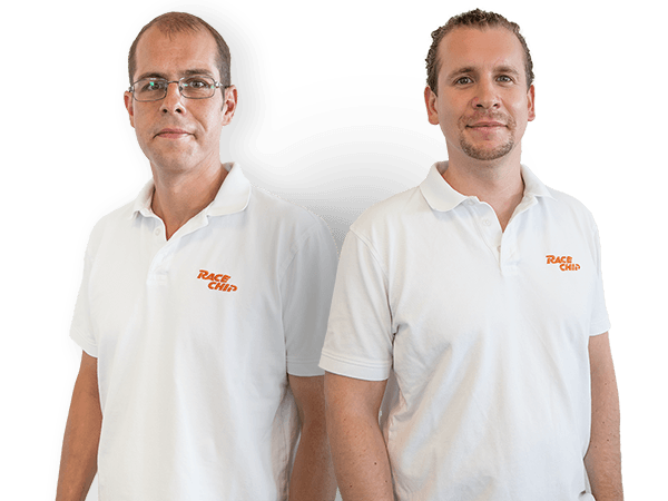 Dos miembros del equipo de soporte de RaceChip están uno al lado del otro y miran amablemente a la cámara.