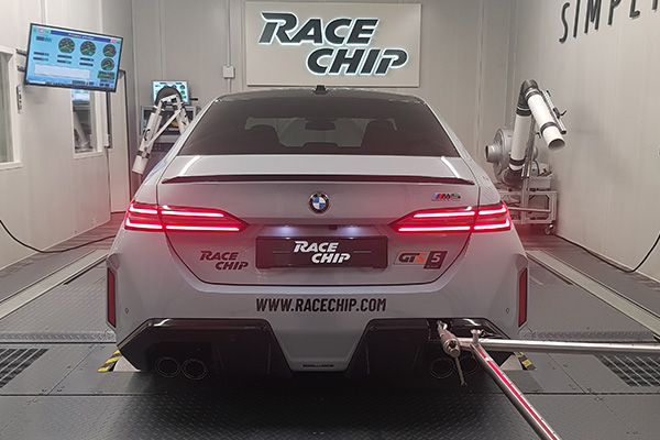 Un BMW M5 siendo analizado y calibrado en un banco de pruebas.