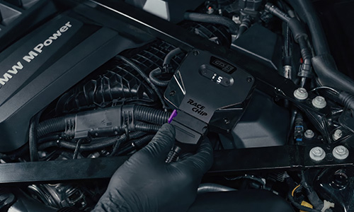 Módulo RaceChip instalado profesionalmente en el compartimento del motor