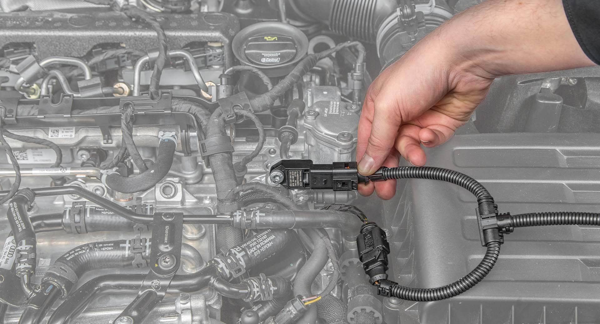 Conexión al sensor de presión de sobrealimentación (B)