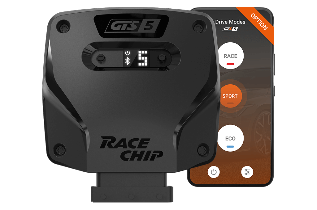 Unidad de control RaceChip GTS 5 junto a un smartphone con la app opcional que muestra los modos de conducción RACE, SPORT y ECO.