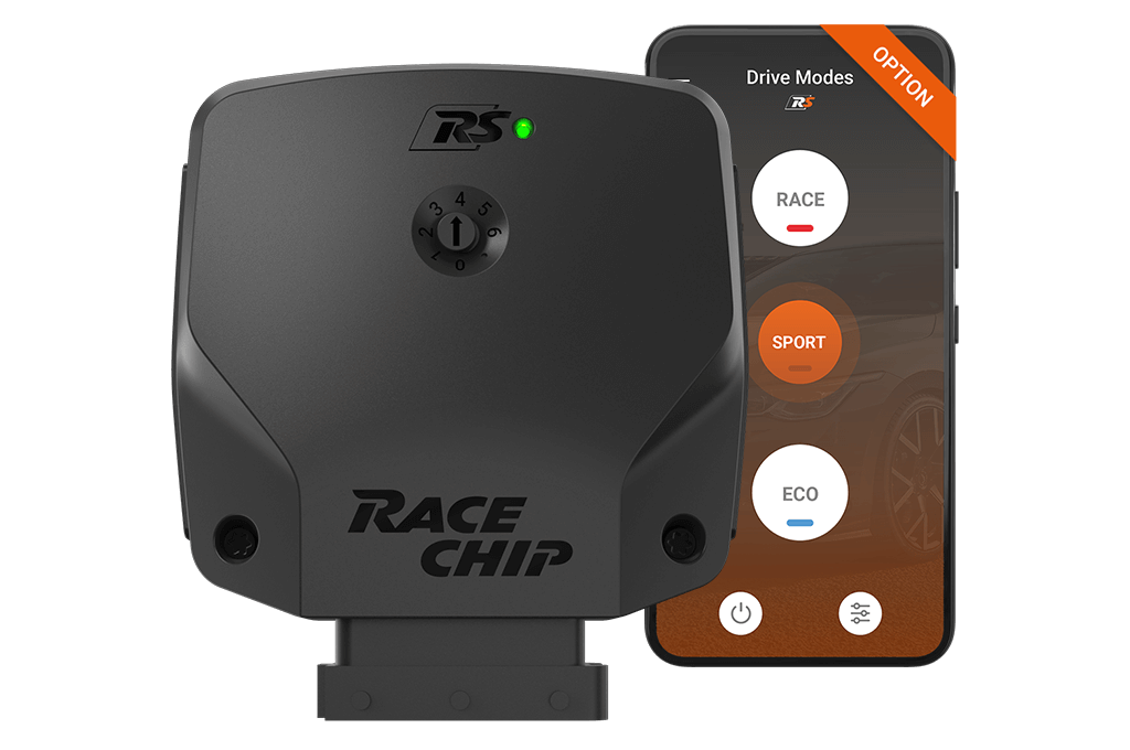 Unidad de control RaceChip RS con luz de funcionamiento verde junto a un smartphone con la app opcional que muestra los modos de conducción RACE, SPORT y ECO.