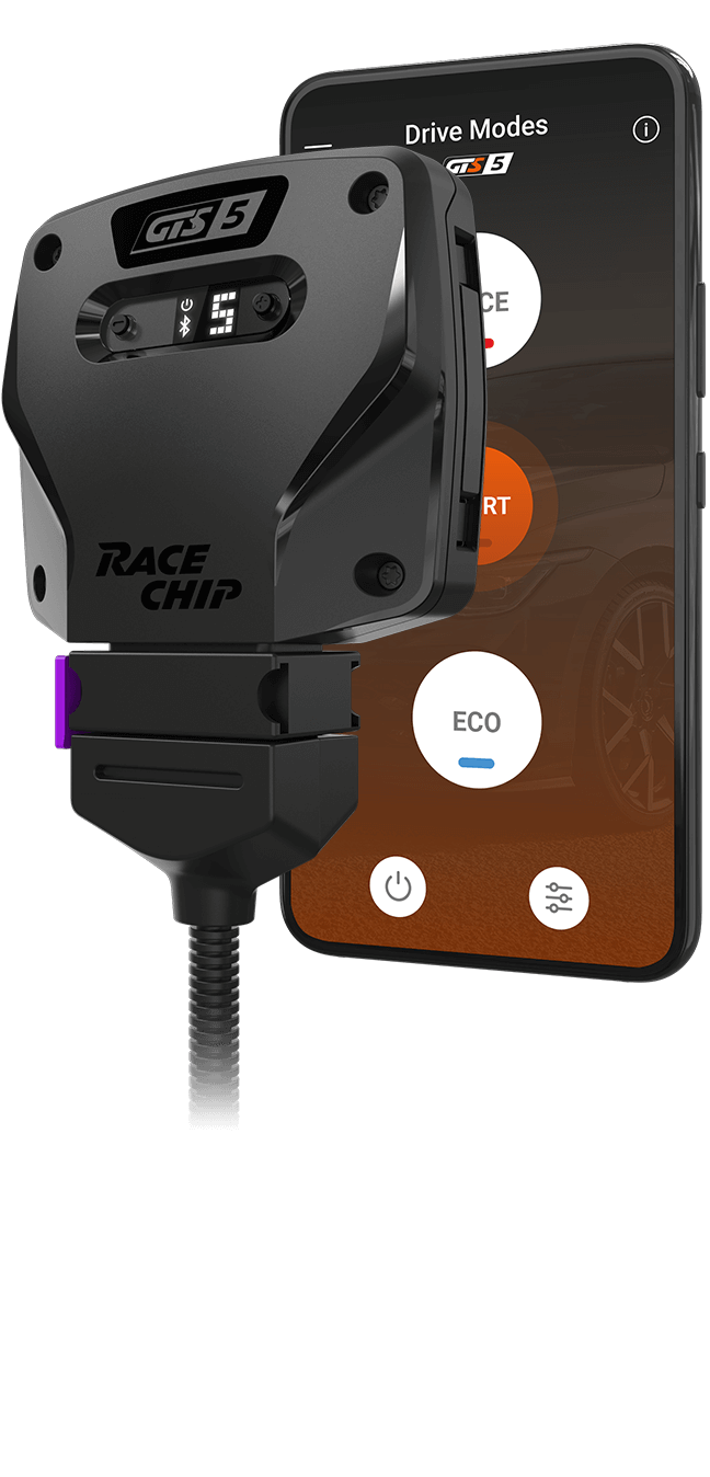 Unidad de control RaceChip GTS 5 en vista angular frente a un smartphone con la aplicación abierta. Se ven los modos de conducción RACE, SPORT y ECO, SPORT está activado.