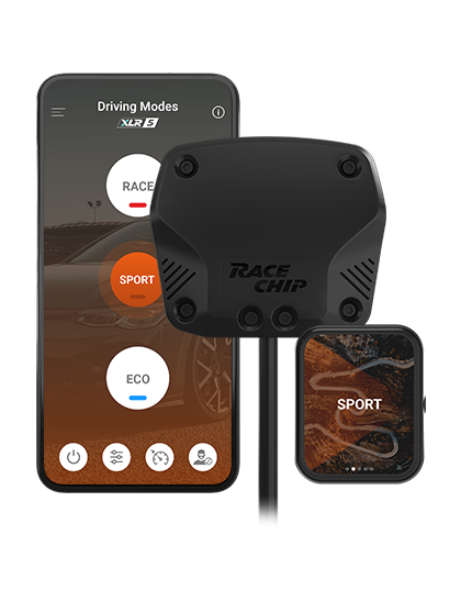 Unidad de control RaceChip XLR 5 con app para smartphone y Smart Controller. La app muestra los modos de conducción RACE, SPORT y ECO con SPORT activo; la pantalla del Smart Controller también muestra SPORT.